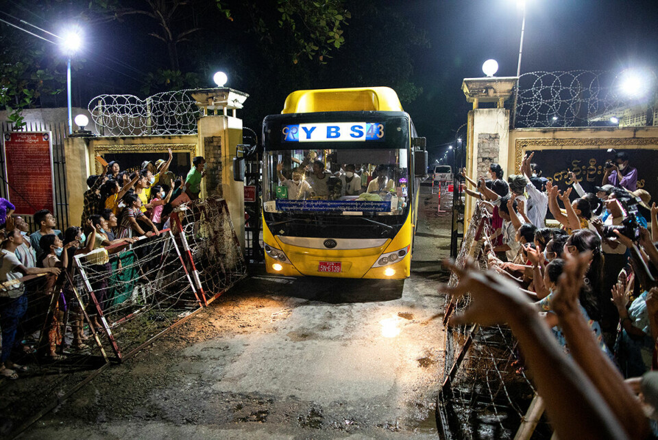 En buss med innsatte på veg ut fra Insein-fengselet i Yangon sent mandag kveld. Foto: Str. / Reuters / NTB