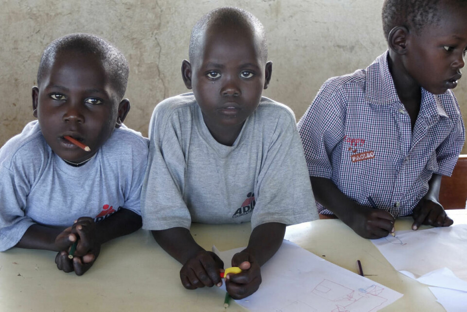 Skoleelever i Uganda er blant de som har blitt hardest rammet av skolestengninger. Myndighetene har imidlertid delt ut undervisningsmateriell, og det er gitt undervisning via lokalradio. Men mangel på materiell og manglende radiodekning har skapt problemer. Arkivfoto: Eva Bratholm