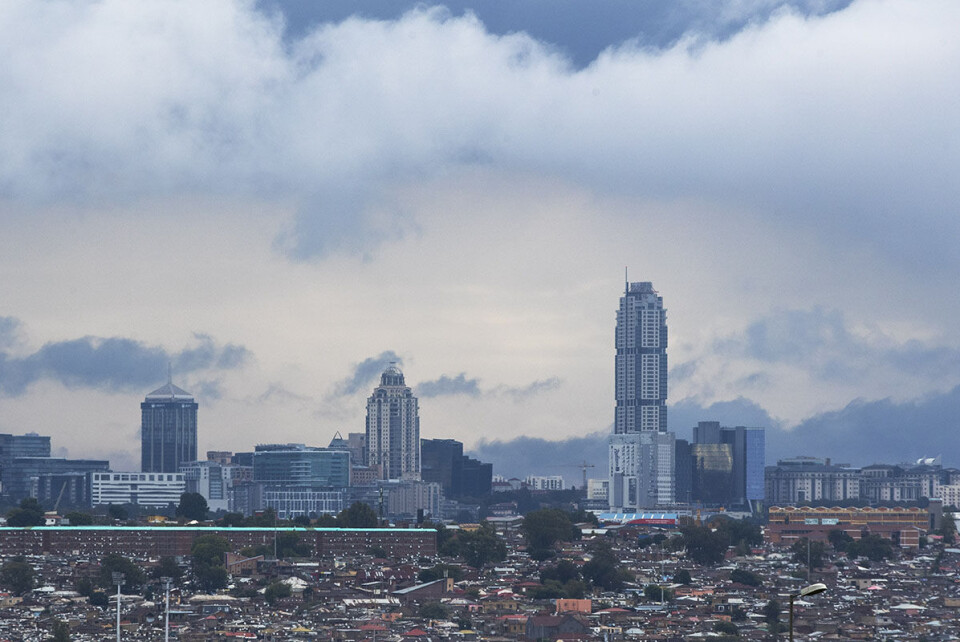 Sør-Afrika er et av landene i verden der gapet mellom rike og fattige er størst, illustrert ved fattigstrøket Alexandria som ligger like ved den rike forstaden Sandton i utkanten av Johannesburg. Foto: Themba Hadebe / AP/ NTB
