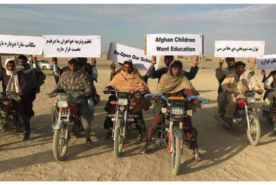 Frivillige fra Pen Path ute på tur på landsbygda i Kandahar. Ofte er motorsykler den beste måten å komme fram på. Kampanjer og mobilisering for utdaanning er en viktig del av arbeidet de gjør. Foto: Pen Path