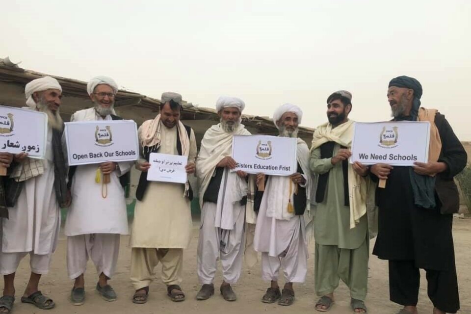 Eldre på landsbygda i Kandahar viser sin støtte til utdanning. Matiullah Wesa ( nr. to fra høyre) og Pen Path samarbeider tett med lokale ledere. Foto. Pen Path
