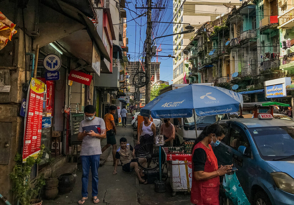 Da Bistandsaktuelt besøkte en sim-forhandler i sentrum av Yangon sist uke var det full aktivitet. Ifølge kunder vi snakket tilbyr militærkontrollerte Mytel nå de rimeligste datapakkene. Dersom M1 Group overtar Telenor, vil det libanesiske selskapet få tilgang til å bruke Telenor-merkevaren i en overgangsperiode. Foto: Phoe Lone / Bistandsaktuelt