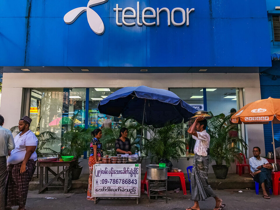 Gjennom nesten åtte år var Telenors logo godt synlig i bybildet i Yangon, men så kuppet det burmesiske militæret makten. Ledelsen i den norske mobilgiganten mener de ikke hadde annet valg enn å selge Myanmar-virksomheten til libanesiske M1 Group og deres burmesiske partner Shwe Byain Phyu Group – et holdingselskap med tette bånd til militærjuntaen, som senere er sanksjonert av USA.