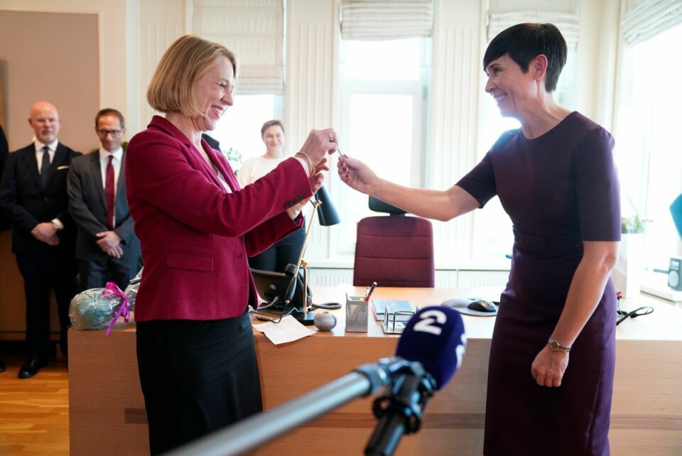 Påtroppende utenriksminister Anniken Huitfeldt (Ap) (t.v.) og avtroppende utenriksminister Ine Eriksen Søreide (H) under nøkkeloverrekkelsen i Utenriksdepartementet i Oslo torsdag. Foto: Håkon Mosvold Larsen / NTB