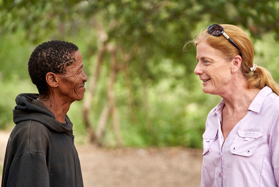 Vanessa Hayes i samtale med leder ǀkun ǀkunta fra Ju/'hoansi-familien i Namibia som gav DNA til studien om menneskets opphav. Foto: Chris Bennett /Evolving Picture/ NTB scanpix