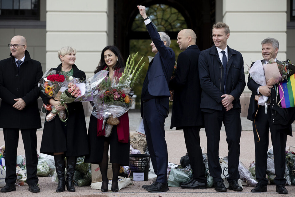 Senterpartiets Anne Beathe Kristiansen Tvinnereim (nr. 2 fra venstre) blir utviklingsminister i Statsminister Jonas Gahr Støres nye regjering. Sammen med utenriksminister Anniken Scharning Huitfeldt (Ap) og klima- og miljøvernminister Espen Barth Eide (Ap) skal hun legge føringen for forvaltningen av et rekordstort bistandsbudsjett. Foto: Espen Røst Senterpartiets Anne Beathe Kristiansen Tvinnereim (nr. 2 fra venstre) blir utviklingsminister i Statsminister Jonas Gahr Støres nye regjering. Sammen med utenriksminister Anniken Scharning Huitfeldt (Ap) og klima- og miljøvernminister Espen Barth Eide (Ap) skal hun legge føringen for forvaltningen av et rekordstort bistandsbudsjett. Foto: Espen Røst