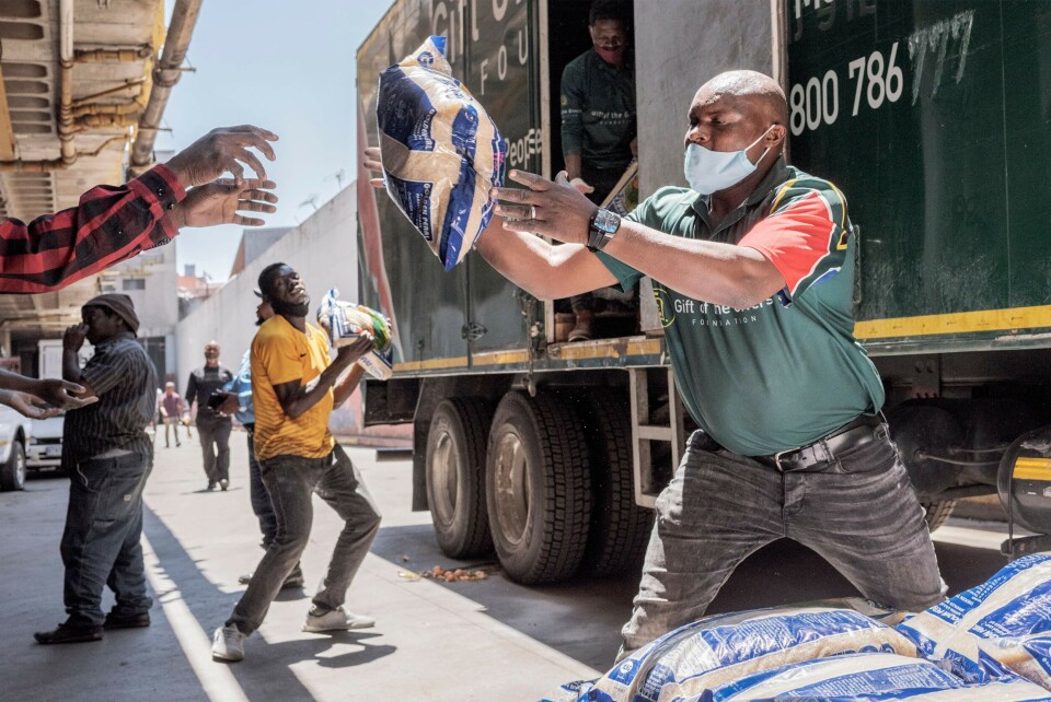 Regjeringen vil øke støtten til det sivile samfunnet, både i Norge og i fattige land. Bildet er fra Sør-Afrika og viser frivillge i den ikke-statlige organisasjonen Gift to Givers i arbeid. Foto: Luca Sola/AFP/NTB. Regjeringen vil øke støtten til det sivile samfunnet, både i Norge og i fattige land. Bildet er fra Sør-Afrika og viser frivillge i den ikke-statlige organisasjonen Gift to Givers i arbeid. Foto: Luca Sola/AFP/NTB.