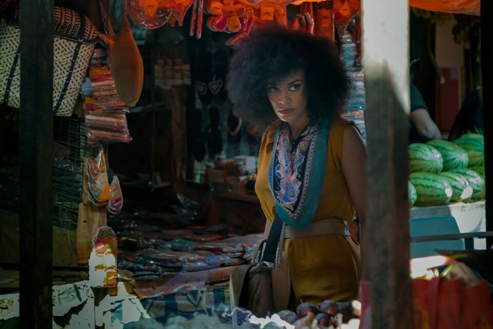 Afrkansk film- og tv-produksjon er i vekst, fastslår en ny FN-rapport. Bildet er fra den populære sørafrikanske spionserien Queen Sono. Hovedrollen blir spilt av Pearl Thusi. Serien kan du se også på Neflix i Norge. Foto: Netflix / Courtesy Everett Collection.