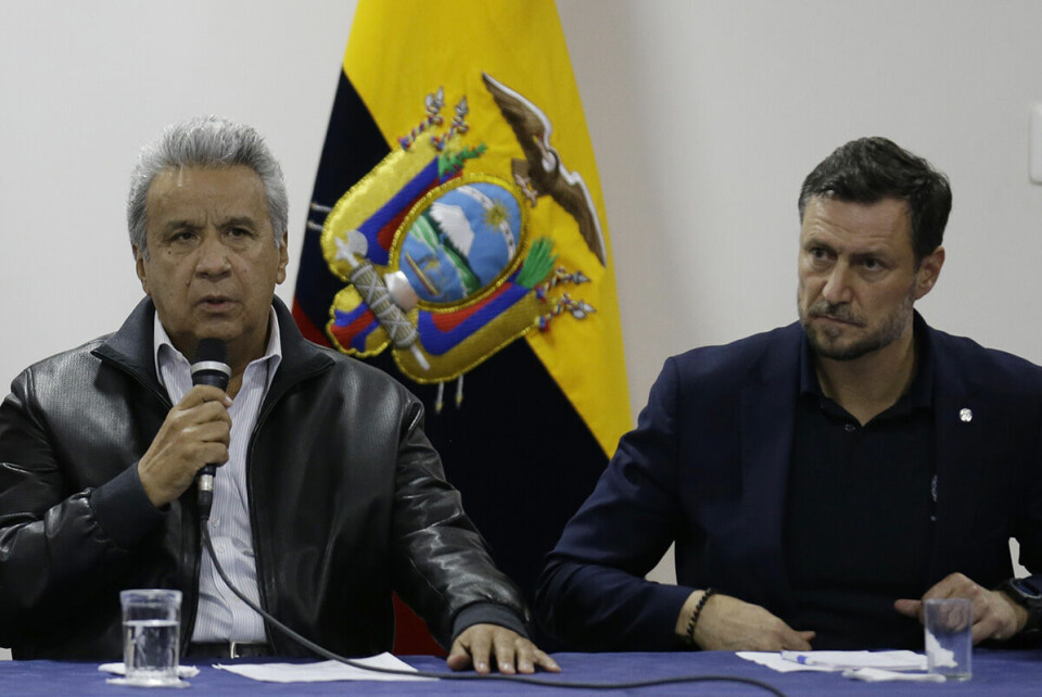 Ecuadors president Lenin Moreno (t.v.) taler under forhandlingene søndag. Til høyre sitter FNs representant Arnaud Peral og lytter. Foto: AP / NTB scanpix