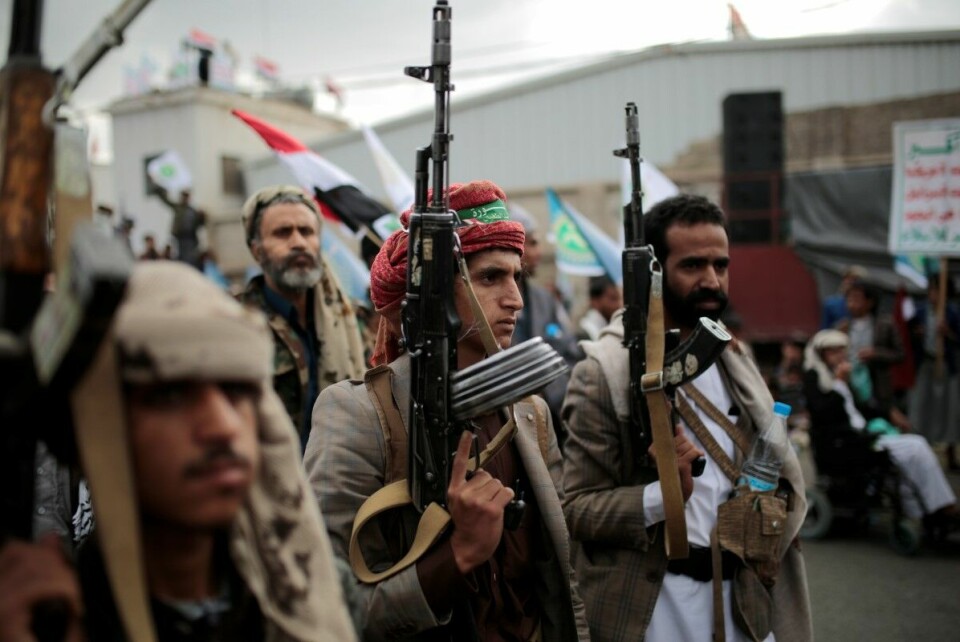 Tilhengere av Houthi-bevegelsen markerte i september at det var gått sju år siden bevegelsen overtok Jemens hovedstad Sana. FNs menneskerettsråd har stemt for å avvikle en gruppe som etterforsker anklager om krigsforbrytelser i den blodige konflikten. Menneskerettsorganisasjoner mener avgjørelsen kom etter press fra Saudi-Arabia. Foto: Hani Mohammed / AP / NTB
