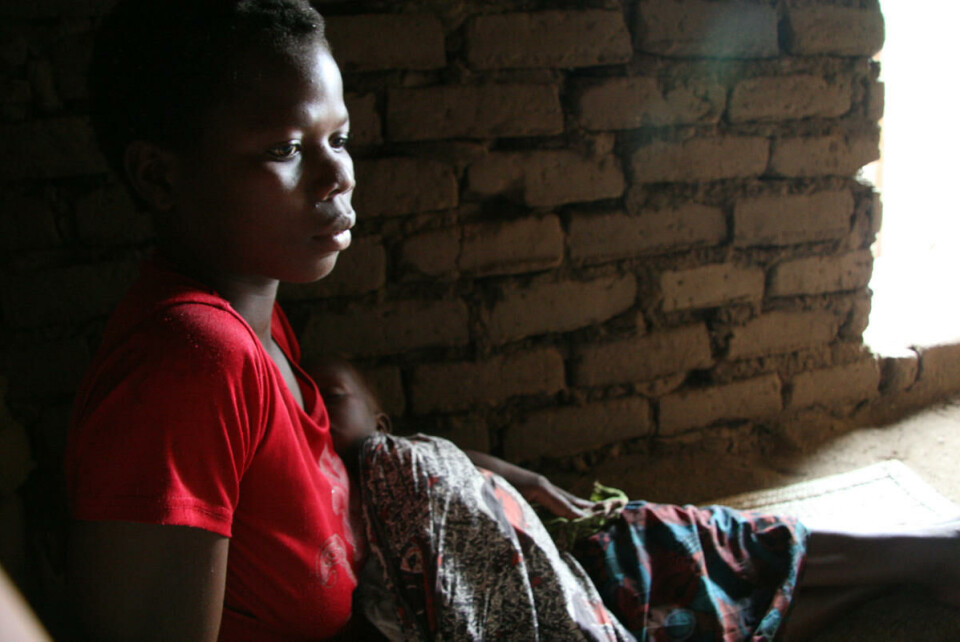 Agnes fra Mangochi i Malawi var 17 år da hun ble mor til ei lita jente. Familien på tre - mor, far og et spebarn - har to rom og et ildsted i et hus bygget av leire. Arkivfoto: Gunnar Zachrisen