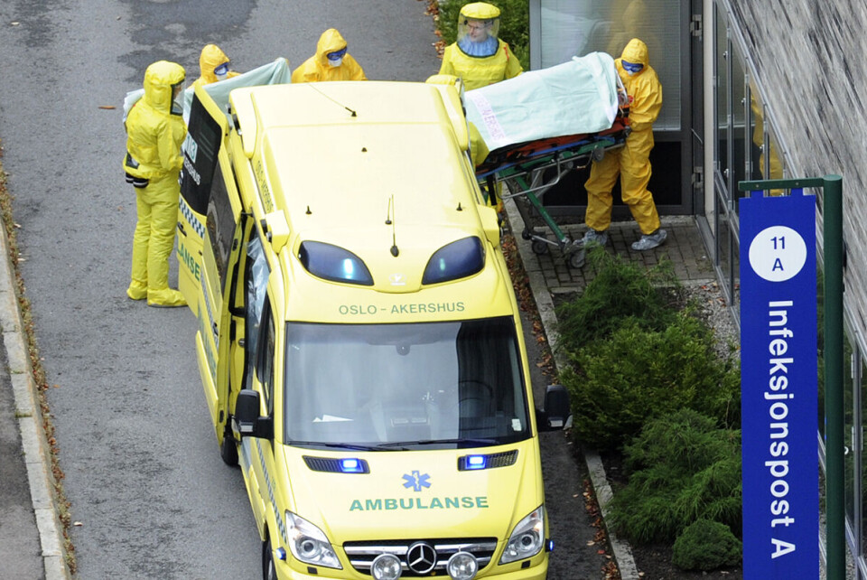 Helsepersonell på Ullevål sykehus gjør seg klar til å ta imot norske Silje Michaelsen, som ble smittet av ebola på oppdrag for Leger Uten Grenser. Etter hendelsen ble den norske innsatsen mot ebola kraftig trappet opp. Foto: Terje Pedersen/
NTB Scanpix
