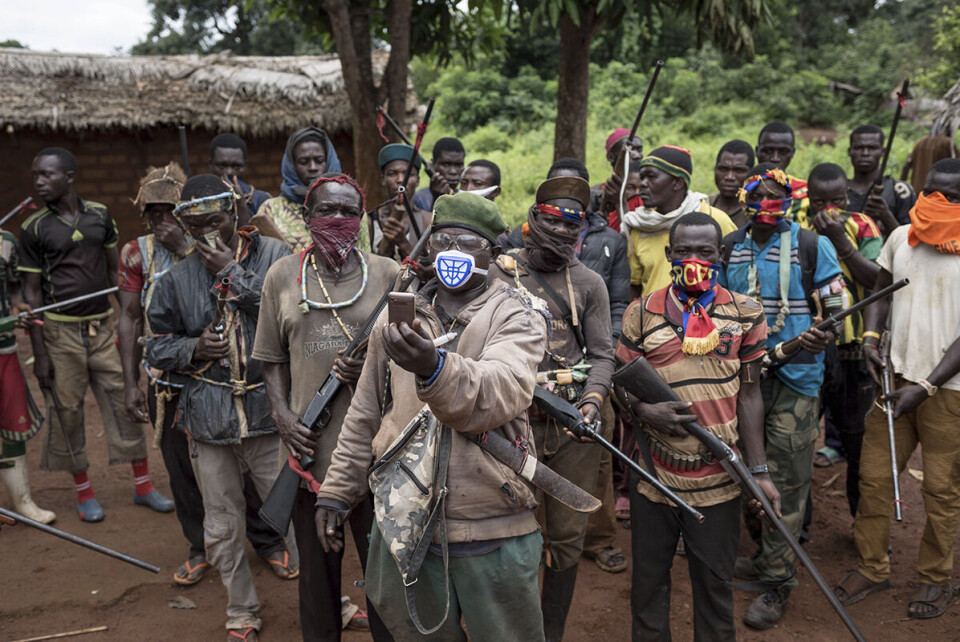 Anti-Balaka-milits i regionen Gambo i mai i år. Minst 86 muslimer ble drept og mange tusen drevet på flukt da den kristne militsen angrep byen Bassangoa. Moskeen ble totalt ødelagt og hus brent til grunnen. MSFs Lindis Hurum forteller at det nå bare er rundt 2000 muslimer igjen i byen. De beskyttes av FN-styrker. Foto: Alexis Huguet / AFP / NTB Scanpix