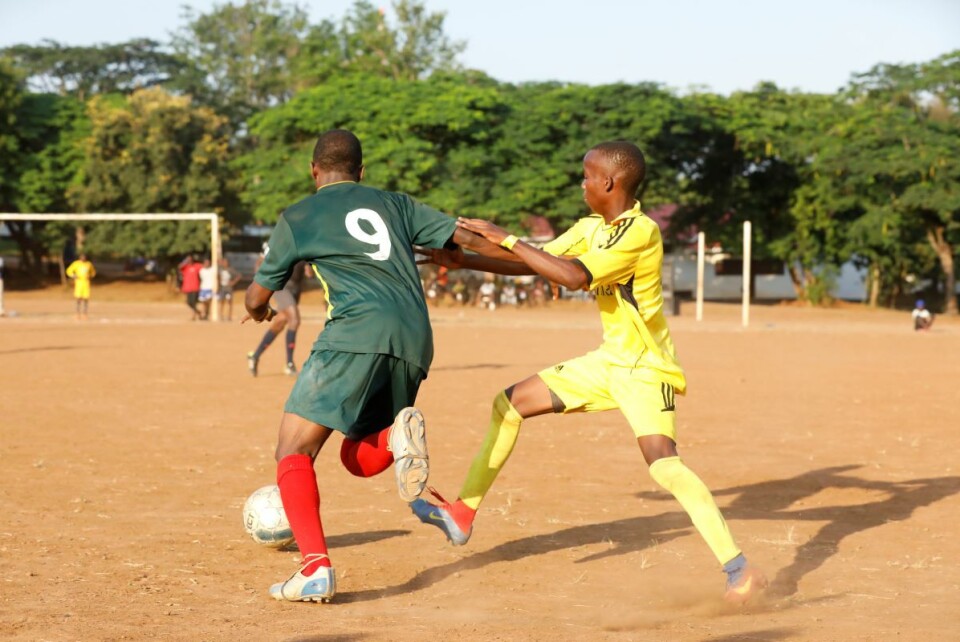 Lykkelige tider med støtte fra norske bistandsorganisasjoner. Ungdom spiller fotball i regi av CHRISC Tanzania. Men i 2018 stanset den norske millionstøtten. Foto: Ibrahim Abudu / CHRISC
