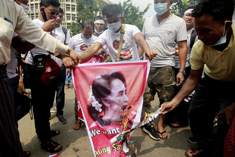 Diaspora fra delstaten Rakhine i Myanmar brenner et bilde av State Councellor Aung San Suu Kyi under en demonstrasjon i Bangladesh´ hovedstad Dhaka sist uke. Fredag kunngjorde Valgkommisjonen i Myanmar at det ikke skal avholdes valg i en rekke velgerkretser i Rakhine. Foto: Suvra Kanti Das / Abaca / NTB