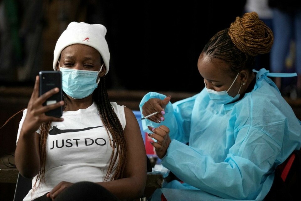 En kvinne får Pfizer-vaksinen mot covid-19  i Katlehong, øst for Johannesburg i Sør-Afrika. Hvor stor andel av befolkningen som er vaksinert varierer mellom de ulike afrikanske landene. Men bare drøyt fire prosent av befolkningen i Afrika er fullvaksinert. Foto: Themba Hadebe / AP / NTB