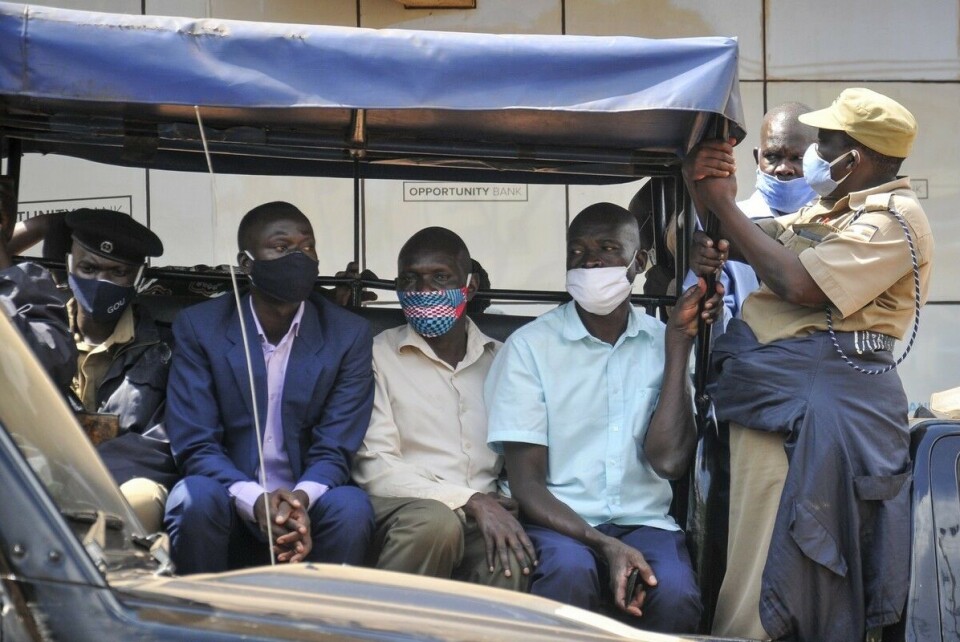 Tilhengere av opposisjonspolitiker Bobi Wine som ble arrestert av ugandiske sikkerhetsstyrker under razziaen mot partikontoret i en forstad utenfor Kampala onsdag. Foto: Ronald Kabuubi / AP / NTB