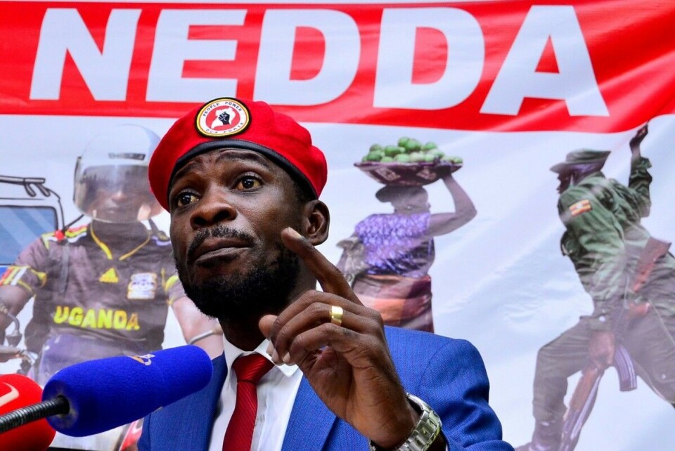 Sikkerhetstyrker gjennomførte razzia på partikontoret til opposisjonspolitiker og popartist Bobi Wine. Myndighetene hevder at de etterforsker ulovlig bruk av uniformeffekter. Arkivfoto: Abubaker Lubowa / Reuters / NTB