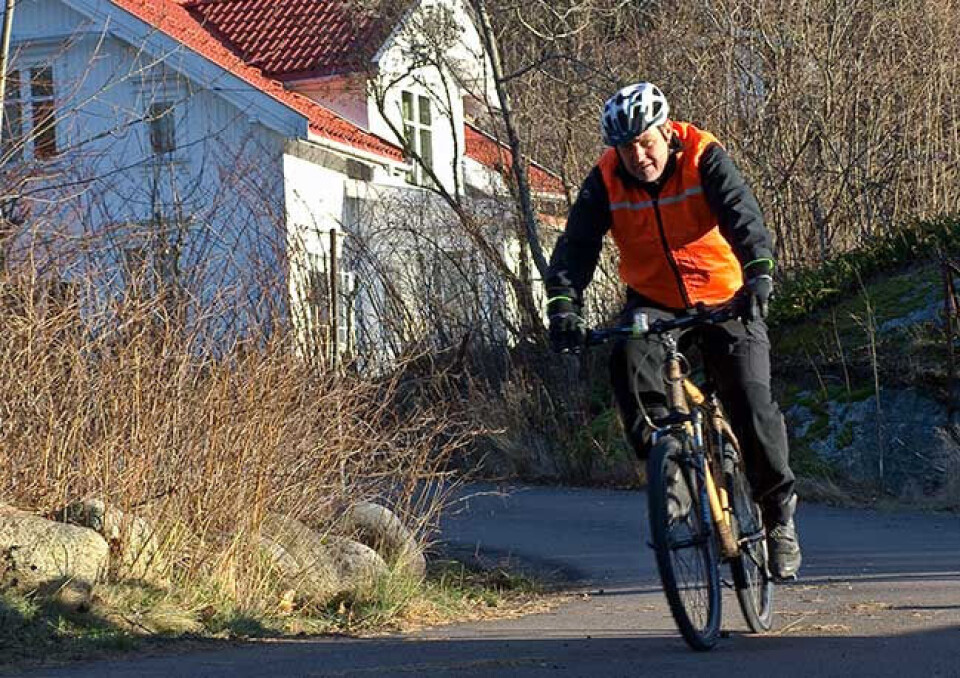 Jan Erik Studsrød bruker bambusykkelen hver dag fra huset på Nøtterøy og inn til togstasjonen. Foto: Even Tømte