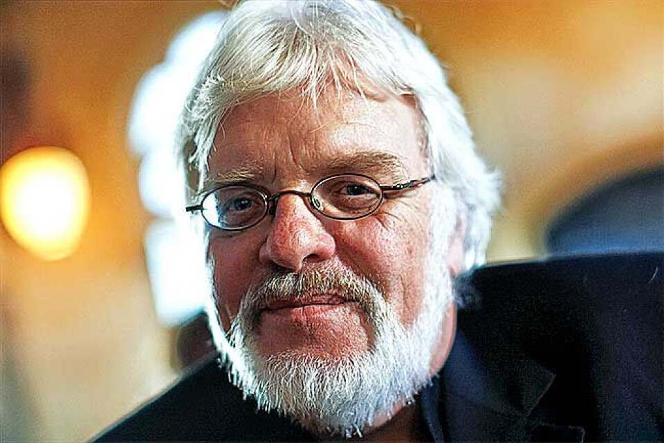 Tomm Kristiansen rakk ikke å gråte da Nelson Mandela døde. Dressen hadde hengt klar på kontoret i et halvt år, det var bare å hoppe i buksene og videre inn i studio for å kommentere. For selvsagt var det han som hadde hadde kveldsvakt da Mandela vinket farvel. Foto: Tore Kristiansen