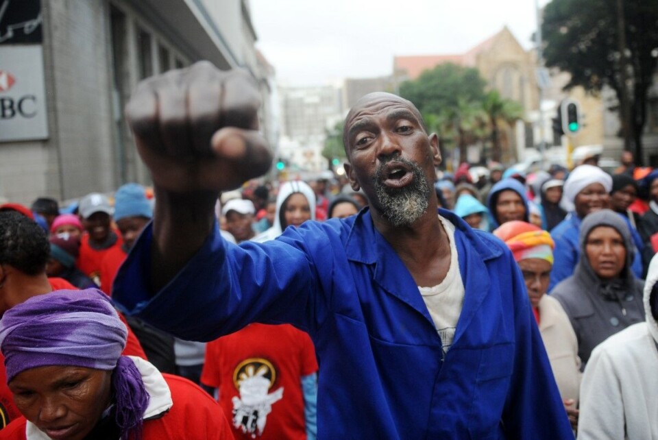 Sist lørdag marsjerte arge vinarbeidere i Cape Towns gater. Målet var det svensk-norske konsulatet. Arbeiderne håper at de statlige nordiske storimportørene vil støtte dem i kravet om bedre lønn og arbeidsvilkår.