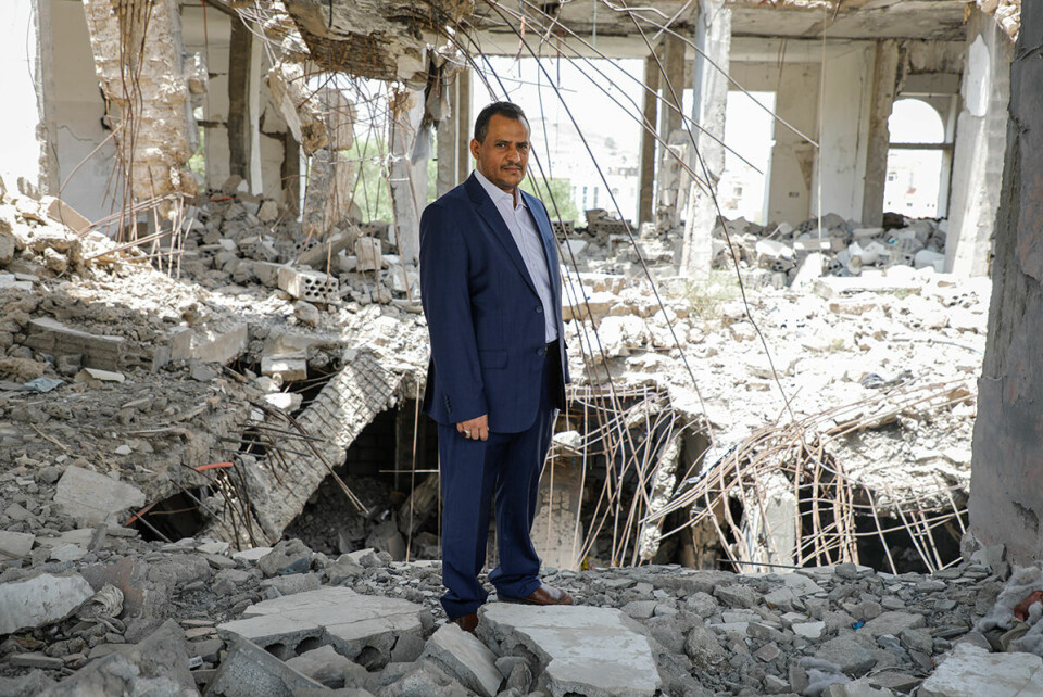 Ameen Jubran, leder og grunnlegger av den jemenittiske organisasjonen Jeel Albena, inne i et hus ødelagt av et luftangrep i byen Sana‘a. Foto: UNHCR