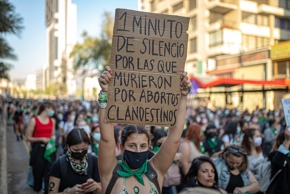 Tusener av kvinner demonstrerte i går for retten til abort i Chiles hovedstad Santiago. Foto: Vanessa Rubilar / Zuma / NTB