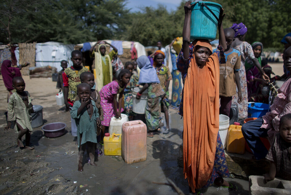 Ingen av de vel 2000 barna i Elmiskin-leiren går på skole, men vannposten i bosettingen i Maiduguri er finansiert med norske bistandskroner. Oslo-konferansen har bidratt til å unngå hungersnød rundt Tsjadsjøen, men Boko Harams herjinger gjør at nordøstre Nigeria trenger massiv humanitær bistand også neste år. Alle foto: Espen Røst