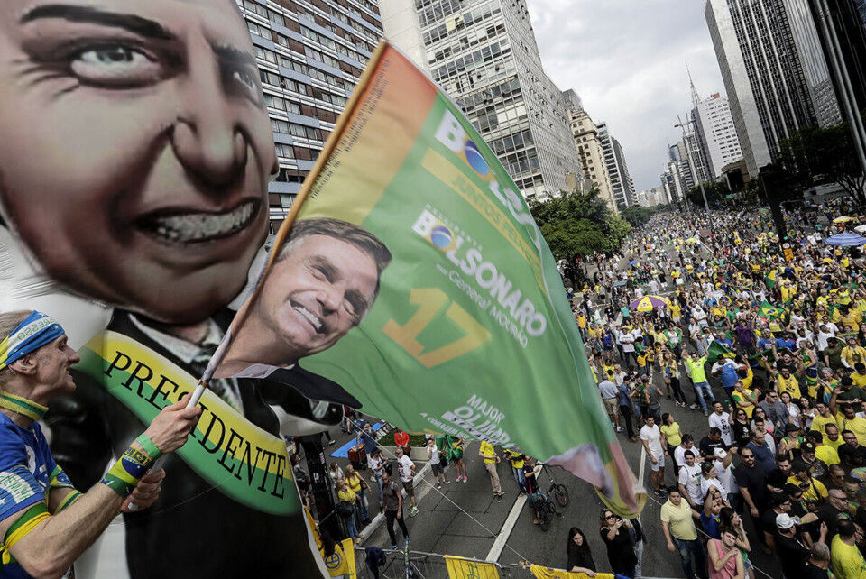 Tilhengere av Jair Bolsonaro under et valgkampmøte i Sai Paulo 30. september. Foto: Sebastião Moreira / EPA / NTB scanpix