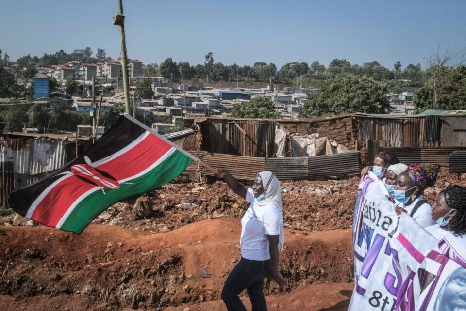 En kvinnelig flaggbærer går i spissen for 26 lokale organisasjoner i Kibera-slummen under en markering av kvinnedagen 8. mars i år. Foto: Yasuyoshi Chiba / AFP / NTB