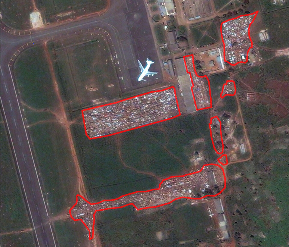Mer enn en halv million er drevet på flukt i Den sentralafrikanske republikk det siste året. Bare de siste ukene er minst 108 000 internt fordrevet i hovedstaden Bangui. Dette satelittbildet viser mennesker som har søkt tilflukt på den internasjonale flyplassen i Bangui - der 30 000 mennesker nå bor. Bildet er analysert og sendt ut av UNITAR/UNOSAT. Foto: DigitalGlobe / European Space Imaging