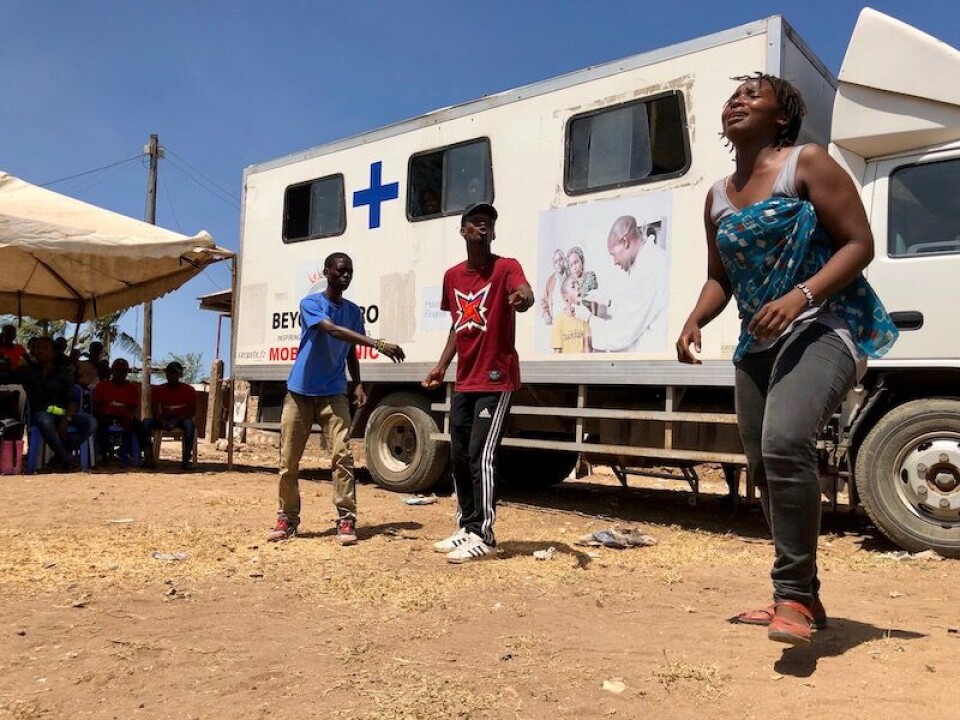 Med en mobil klinikk og et skuespill om tenåringsgraviditet prøver teatergruppa Wasaani Huru å endre holdninger og spre informasjona om seksuelle og reproduktive rettigheter i fattige nabolag i Mombasa, Kenya. Foto: Nina Bull Jørgensen