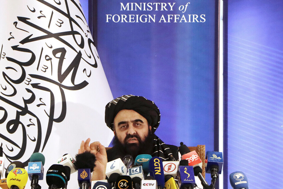 Talibans utenriksminister Amir Khan Muttaqi, som her snakker under en pressekonfernse i Kabul 14. september, står på FNs svarteliste. Foto: Str. / AP / NTB