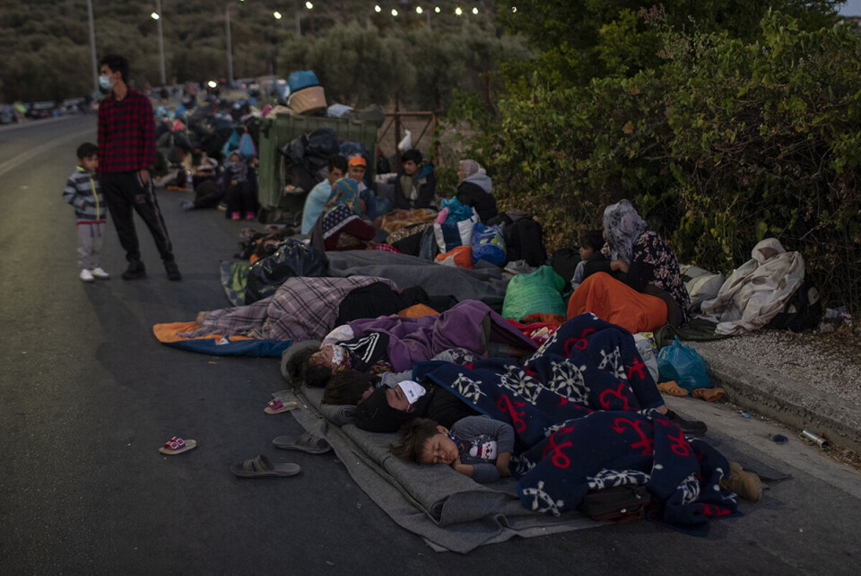 I dagene etter brannen var det kaos-tilstander på den greske øya. Bilder av hjemløse mennesker, sovende i veikanten, gikk verden rundt. Foto: Petros Giannakouris / AP / NTB