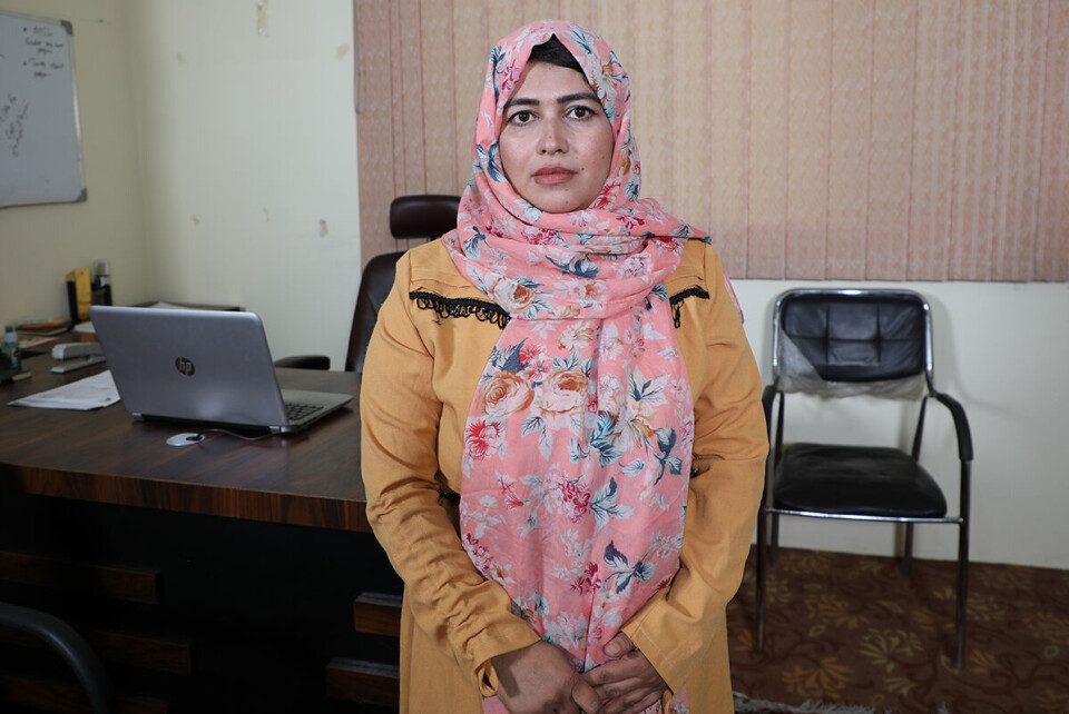 - Taliban gir meg ikke lov til å gå på jobb, sier statsansatte Tareen Nabizada som nå frykter hun hvordan en manglende inntekt vil påvirke mulighetene til å forsørge de sju barna. Foto: Izhar Ullah