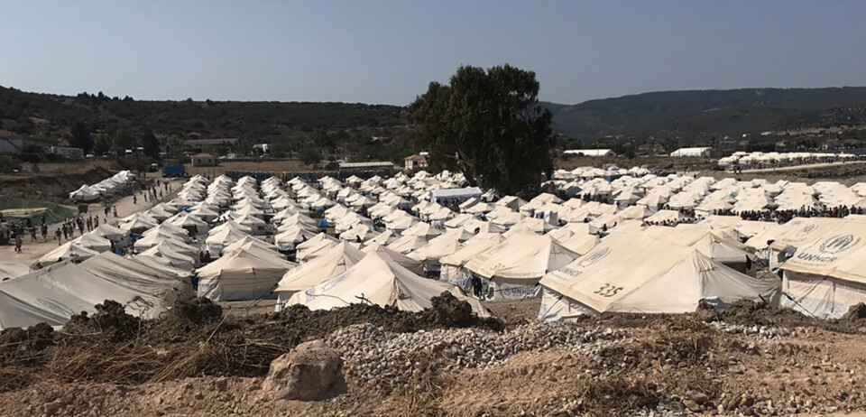 Den nye Kara Tepe-leiren på Lesvos: «Jeg kunne garantert fått din oppmerksomhet om jeg hadde sneket meg til et bilde av karantenesonene, de to områdene der de 243 Covid-smittede og deres nærmeste befinner seg (...). Både barn og voksne sitter der på utstilling, bak lave piggtrådgjerder», skrev Dråpen-sjef Trude Jacobsen nylig i et Facebook-innlegg. - Greske myndigheter evner ikke å ta vare på disse menneskene, men mer overordnet forteller dette at Europa har feilet i å beskytte noen av de mest sårbare som nå befinner seg på europeisk jord, sier Jacobsen til Bistandsaktuelt. Foto: Dråpen i havet