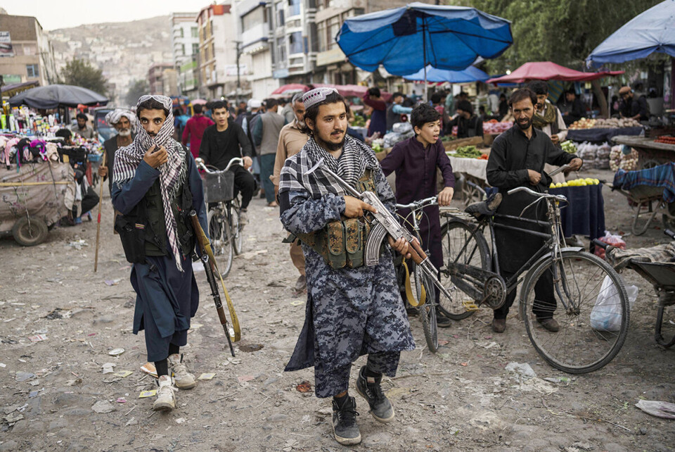Taliban-krigere patruljerer et marked i Afghanistans hovedstad Kabul. Mange frykter nå en totalkollaps i Afghanistans økonomi. Foto: Bernat Armangue / AP / NTB