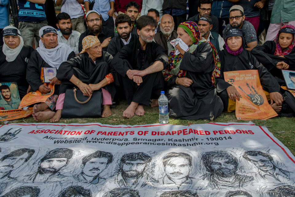 Foreldreforeningen for forsvunne personer (APDP) under stille demonstrasjon på minnedagen for personer som er forsvunnet i Kashmir, 30. august. Leder i Jammu og Kashmirs frigjøringsbevegelse i midten, Yasin Malik, sammen med slektninger av unge som har forsvunnet sporløst. Ifølge APDP er mellom 8.000 og 10.000 forsvunnet siden 1989, og de krever en offentlig kommisjon som gransker forsvinningene.