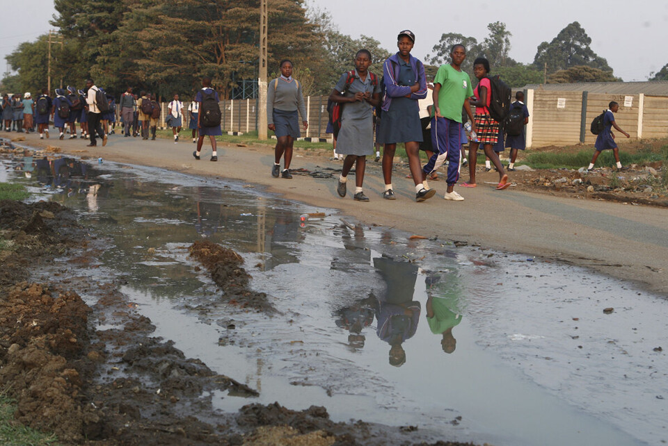 Klaok flyter i gatene i Harare og bidrar til spredningen av kolera. Foto: Tsvangirayi Mukwazhi /AP / NTB scanpix