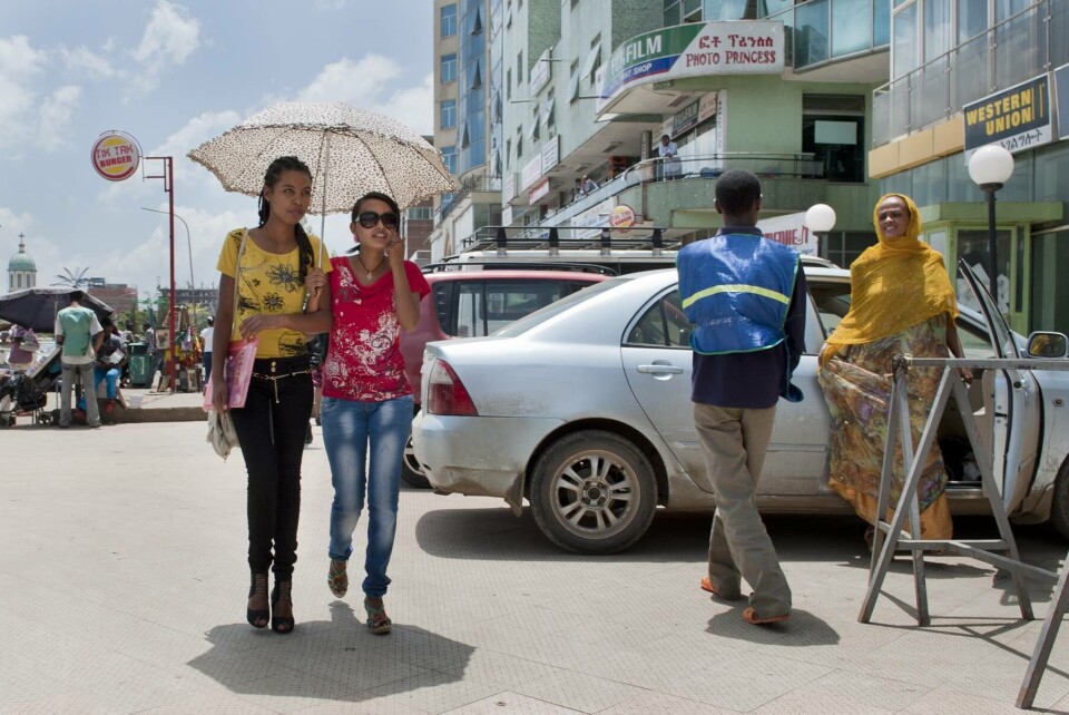 Etiopia er ett av flere afrikanske land som opplever stabil økonomisk vekst. Myndighetenes utfordring er å omdanne veksten til utvikling for brede lag av folk. Foreløpig er det i byene at den nye utviklingen er mest synlig. (Foto: Ken Opprann)