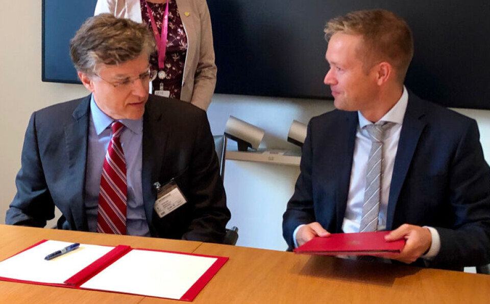 Aksel Jakobsen (t.h.), som nå går tilbake til KrF, har vært redaktør for den nye Kirkens Nødhjelp-rapporten. Han var statssekretær i Utenriksdepartementet for KrF under forrige borgerlige regjering. Her undertegner han en avtale med direktør for makroøkonomi og investeringer i Verdensbanken, Marcello Estevao, i september 2019.