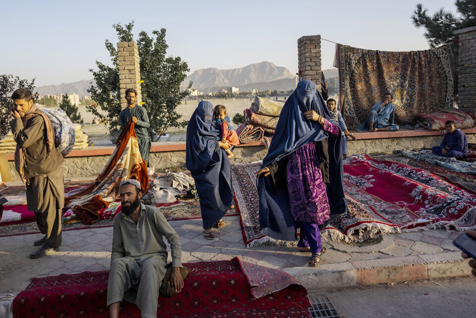 På et utendørs bruktmarked i Kabul selges eiendeler fra nødstedte familier. Enten har de forlatt landet eller de har solgt eiendeler for å få råd til mat. Foto: Bernat Armangue / AP / NTB