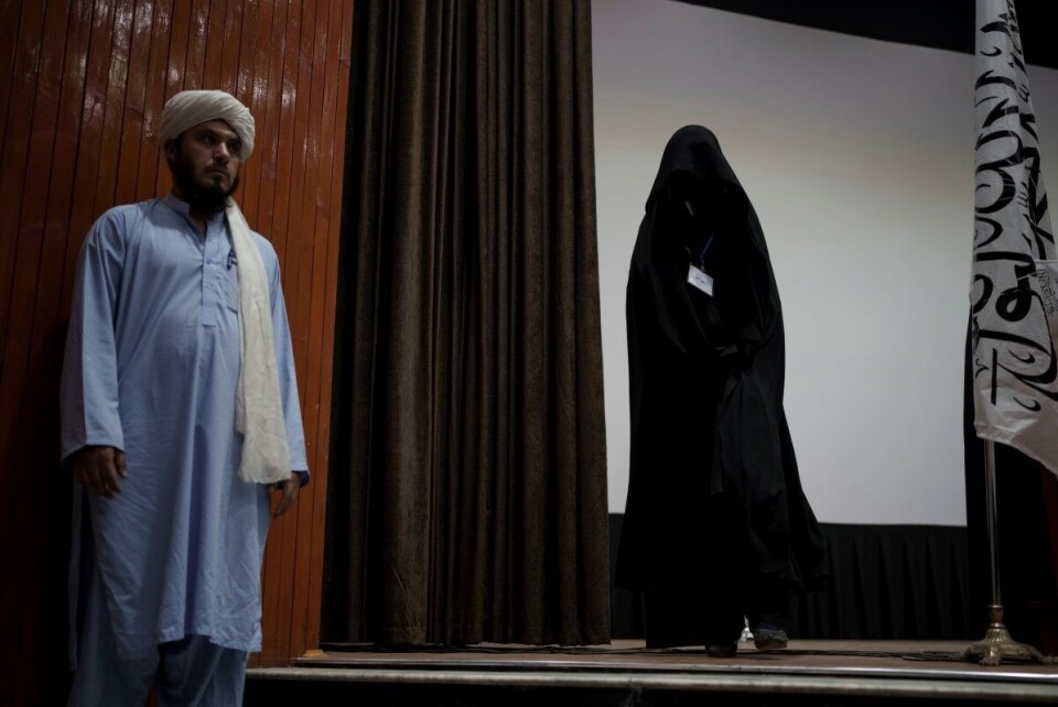 En kvinne går ned fra scenen i et auditorium på universitetet i Kabul, etter å ha talt under en demonstrasjon til støtte for den nye Taliban-regjeringen. Menneskerettighetsorganisasjonen Amnesty hevder i en fersk rapport at Taliban står bak en rekke brudd på menneskerettighetene. Foto: Felipe Dana/AP/NTB