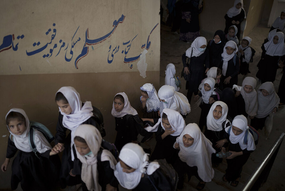 Da Taliban sist hadde makten i Afghanistan, fikk nesten bare gutter gå på skole. 20 år senere er antallet elever i afghanske skoler ti-doblet, og rundt 40 prosent av elevene er jenter. Foto: Felipe Dana / AP / NTB