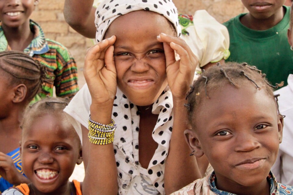 Barn som blir født i Afrika sør for Sahara i dag har utsikter til et mye lengre liv enn de som ble født for ti år siden, viser en ny rapport fra FNs utviklingsprogram. Bildet er fra landsbyen Siratogo, sør i Mali. Foto: Nina Bull Jørgensen