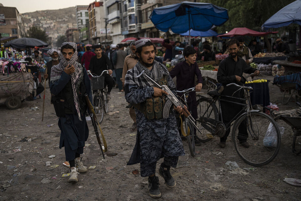 Talibankrigere patruljerer markedet i Kabuls gamleby etter at bevegelsen tok kontrollen i Afghanistans hovedstad. - Taliban har nok forandret seg noe, men de har aldri vært i en situasjon der de skulle forvalte alt som nå er bygget opp, sier Kai Eide. Foto: Bernat Armangue / AP / NTB