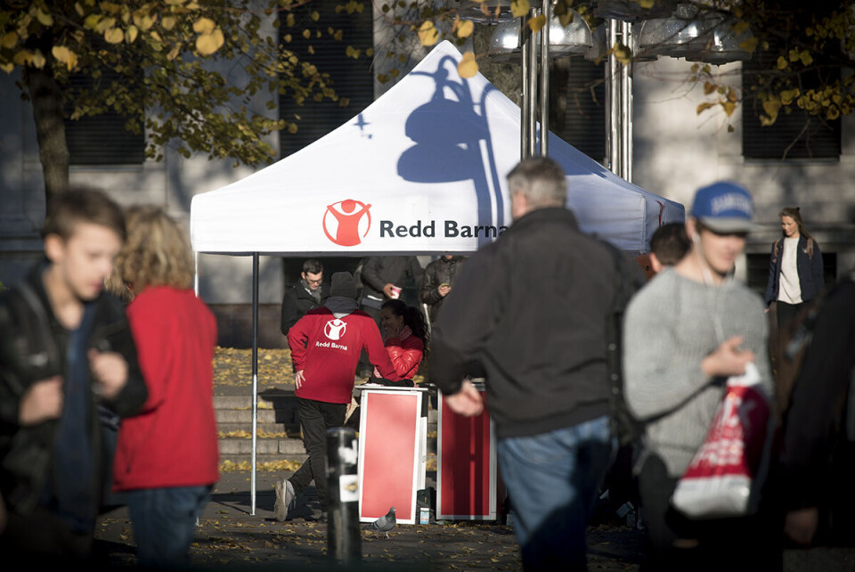 Redd Barna har de siste årene brukt Switch Communication for å verve rundt 30 000 nye faddere. Switch hadde i 2015 en omsetning på vel 38 millioner kroner og ifølge nettstedet Proff «meget god lønnsomhet», men verken Redd Barna eller Switch ønsker å si noe om hva organisasjonen betaler for hver fadder de verver.