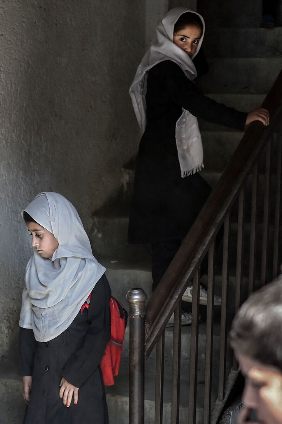 Da Taliban sist hadde makten i Afghanistan, fikk nesten bare gutter gå på skole. 20 år senere er antallet elever ti-doblet, og rundt 40 prosent av elevene er jenter. - Taliban forstår at utdanning er viktig, men de sier jo at de skal se på alt i henhold til islamske tradisjoner og afghanske kultur, og der ligger nøkkelen til å forstå hvordan de vil forme utdanningssystemet fremover, sier Kai Eide. Foto: Bulent Kilic / AFP / NTB