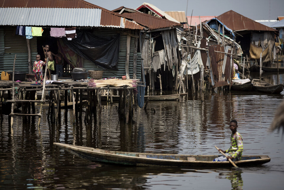 Ganvié – den «flytende» landsbyen ved Benins hovedstad Cotonou – er ofte omtalt som Afrikas Venezia. Dersom havstrømmer skulle bringe et oljeutslipp inn hit, vil det ifølge FN Miljø få store konsekvenser: For et rikt økosystem, og for de 20 000 menneskene som kaller Ganvié sitt hjem og som lever av det naturen kan by på. Foto: Espen Røst