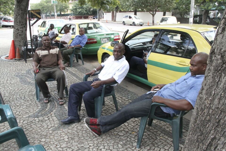 Folk har fått dårligere råd. Derfor har taxisjåførene utenfor hotell Polana i Maputo lite å gjøre. De mener politikerne har skylda for at økonomien er blitt dårligere.
Foto: Nina Bull Jørgensen
